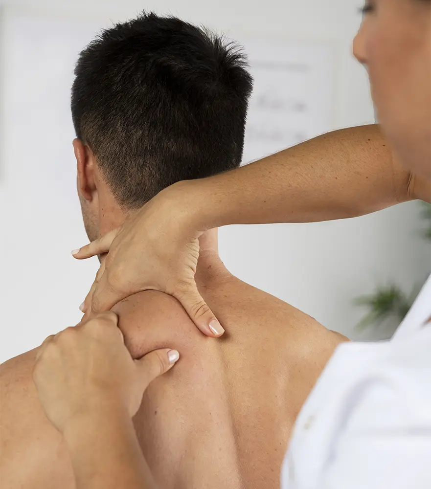 Massage Trapèze Osteopathe Ostéopathe faisant un massage de l'épaule lors d'une consultation