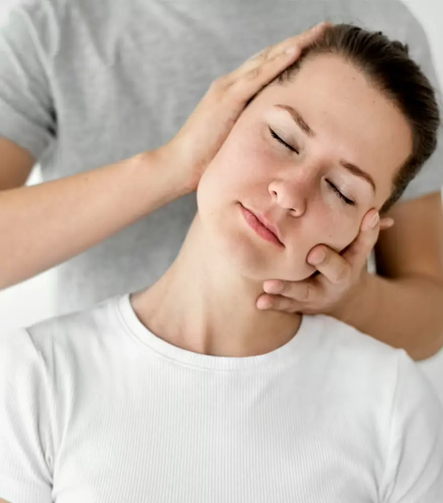 Osteopathe Adulte Femme adulte en consultation chez un ostéopathe