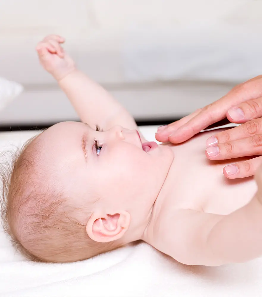 Osteopathe Nouveau Né Nourrisson en consultation chez un ostéopathe