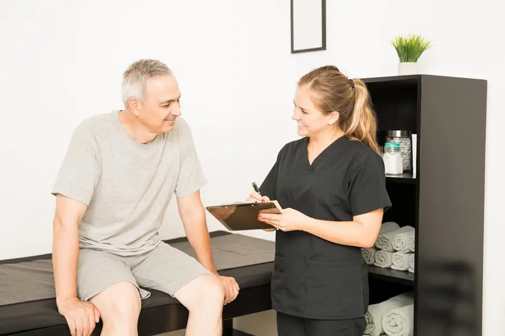 Osteopathe Senior consultation d'une personne âgée chez un ostéopathe
