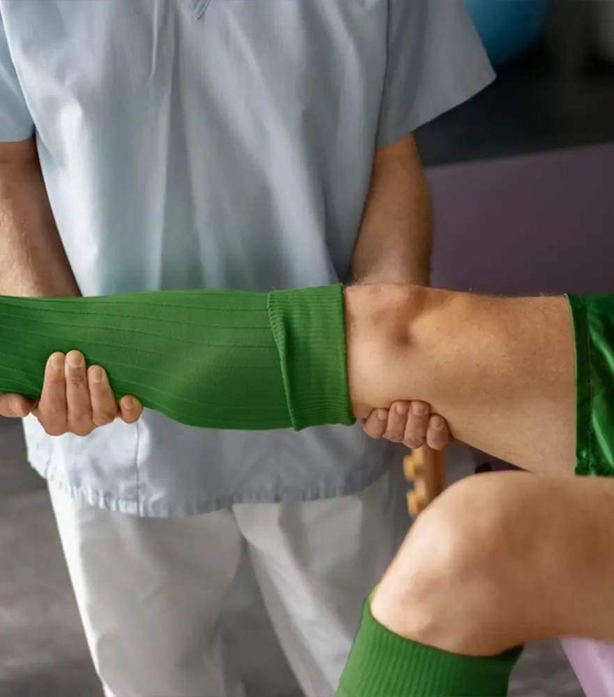 Osteopathe sportif Manipulation d'un sportif par un ostéopathe lors d'une consultation